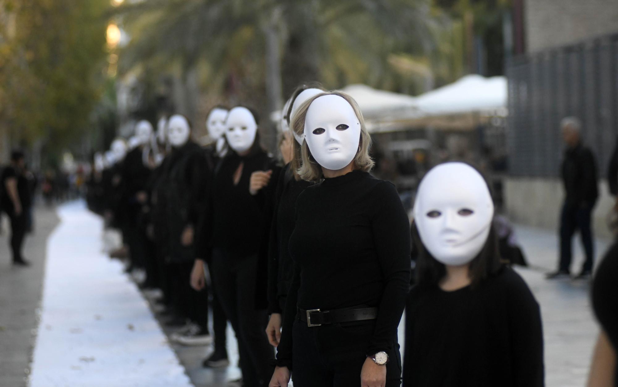 Performance en Murcia por el 25N: enmascaradas y de luto en Alfonso X