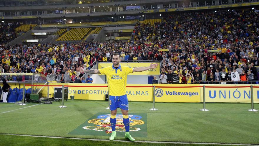Más de 9.000 aficionados reciben a Jesé en Las Palmas