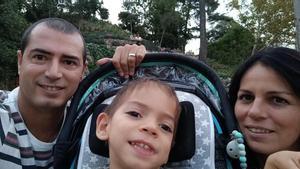 Luka, un niño vasco con parálisis cerebral, cuyos padres, también en la foto, tienen que pagar parte de las terapias que necesita, debido a la falta de recursos en atención temprana