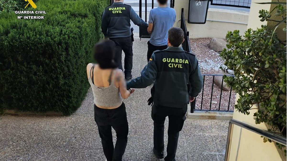Los agentes custodian a los dos detenidos