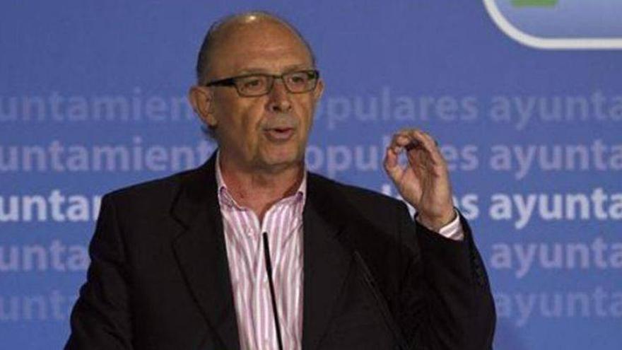 Montoro anuncia un plan para que comunidades abonen las deudas con los ayuntamientos