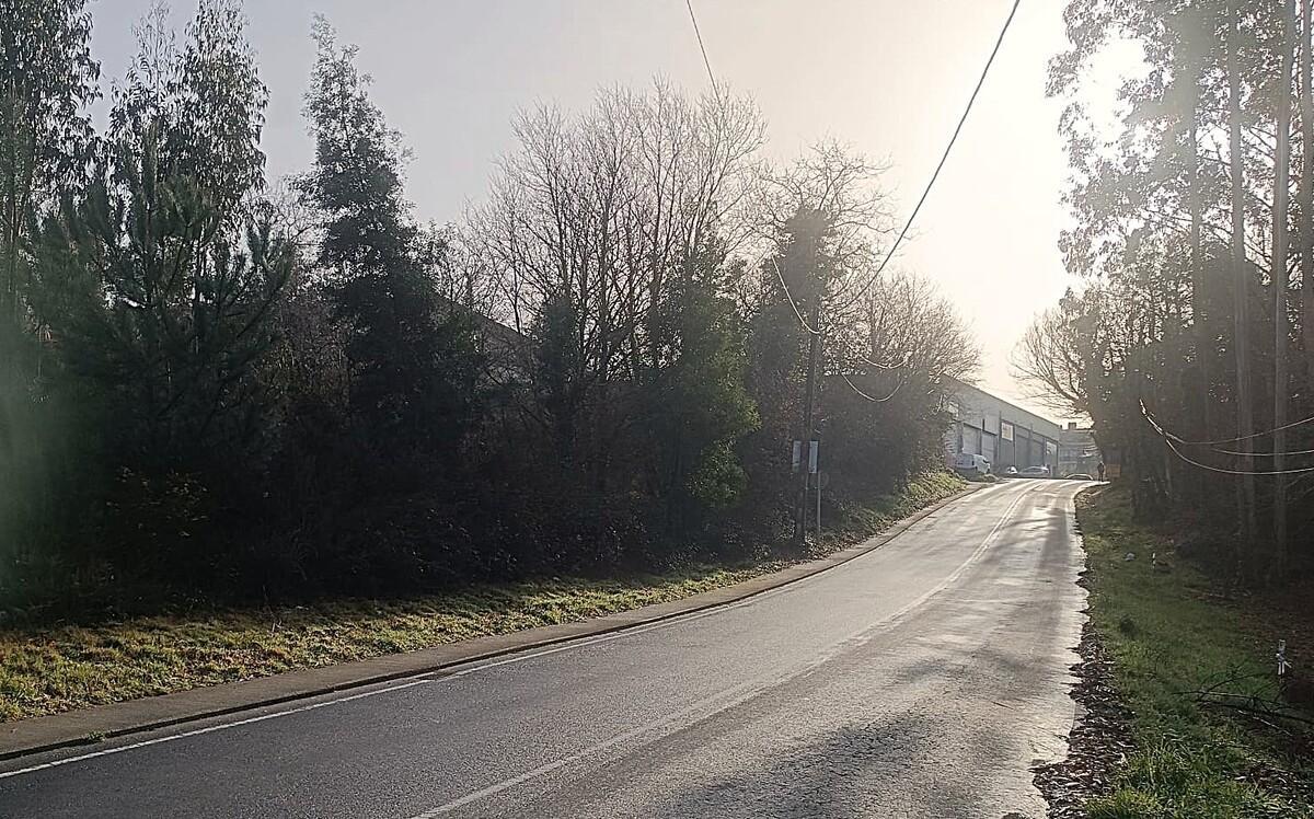 A la izquierda, entorno de Galdrachán en Milladoiro donde están previstas 140 viviendas