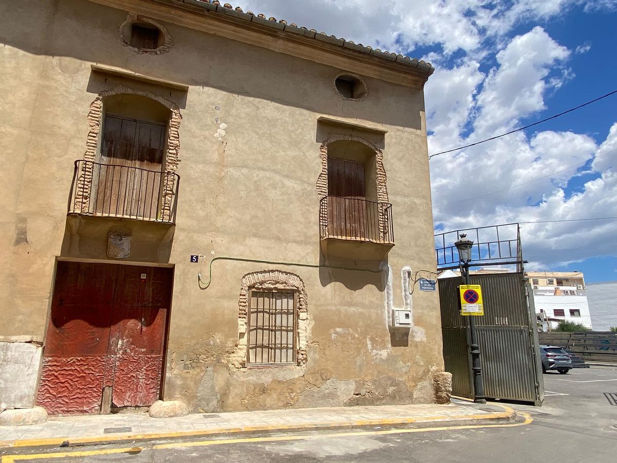 Fachada principal con el escudo heráldico que ha sido destrozado
