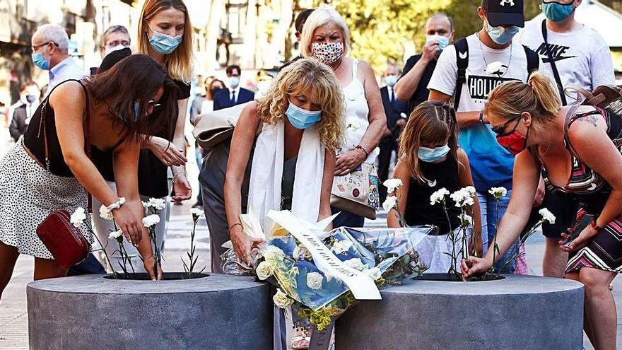 Familiars de les víctimes del 17-A participen en l&#039;ofrena floral ahir a la Rambla de Barcelona