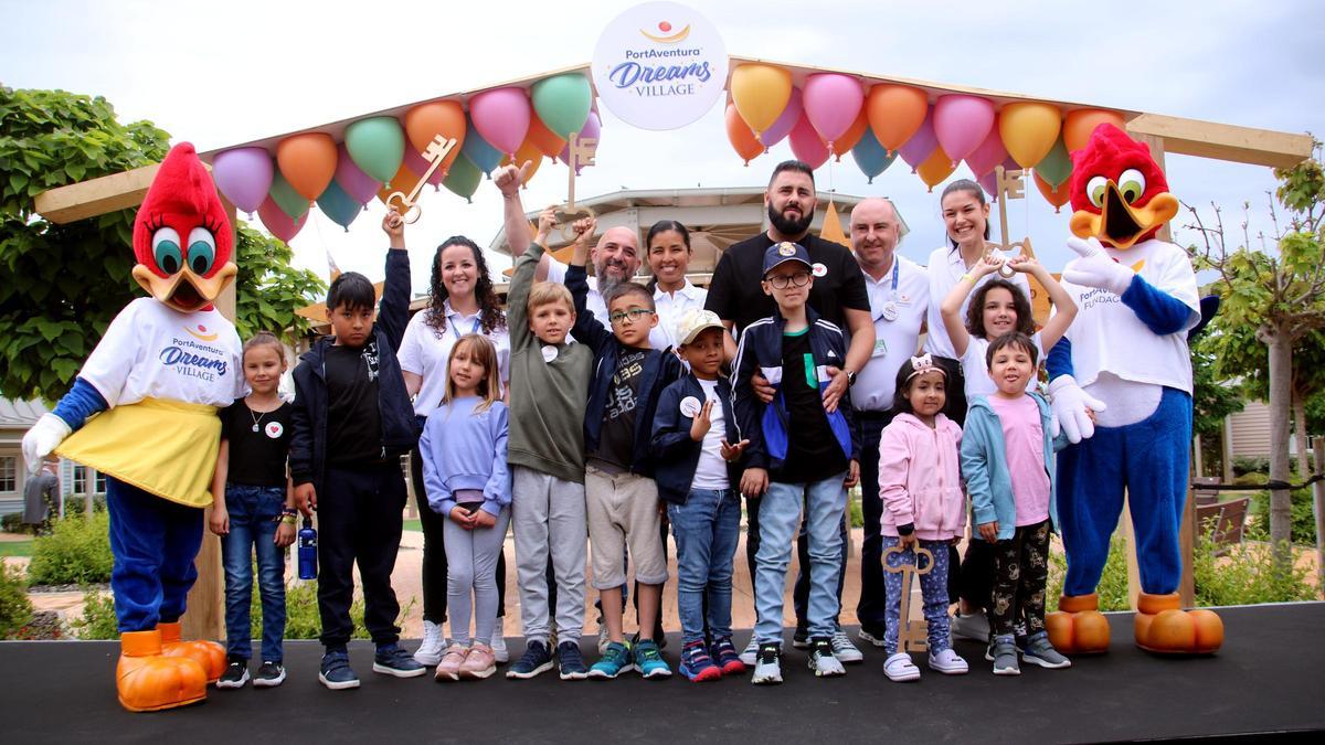 Infants que han participat en el projecte social Dreams Village de PortAventura en l'acte d'inauguració de l'ampliació fins a deu cases