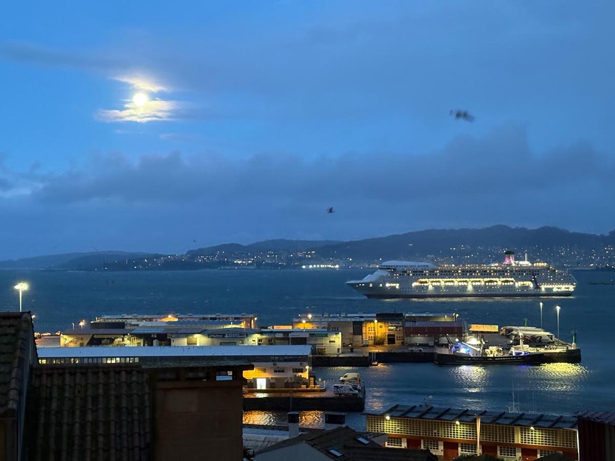 El «Ambience», esta mañana en la ría de Vigo.