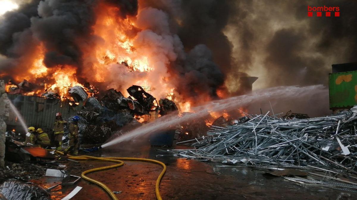 Un gran incendi crema una planta de reciclatge en un polígon de Castellbisbal