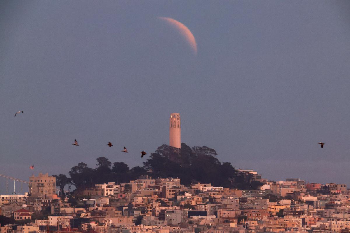 La Luna de sangre, durante el eclipse, sobre la torre Coit de San Francisco.