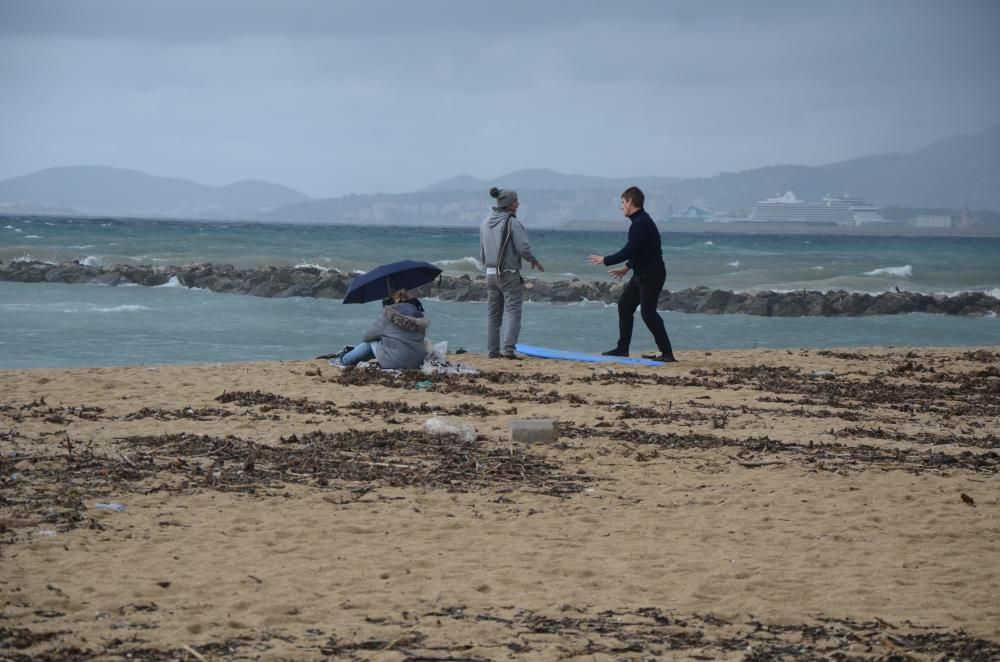 November-Wetter auf Mallorca - den Surfern gefällt's