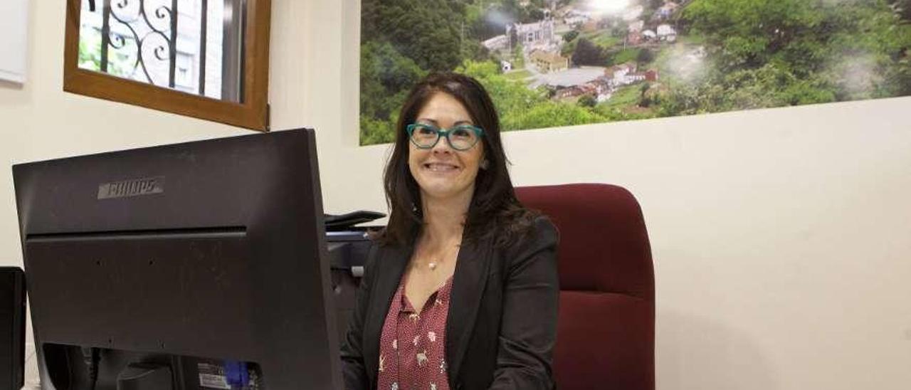 Aida Antuña, técnica de Turismo de Langreo, en su oficina de La Felguera.