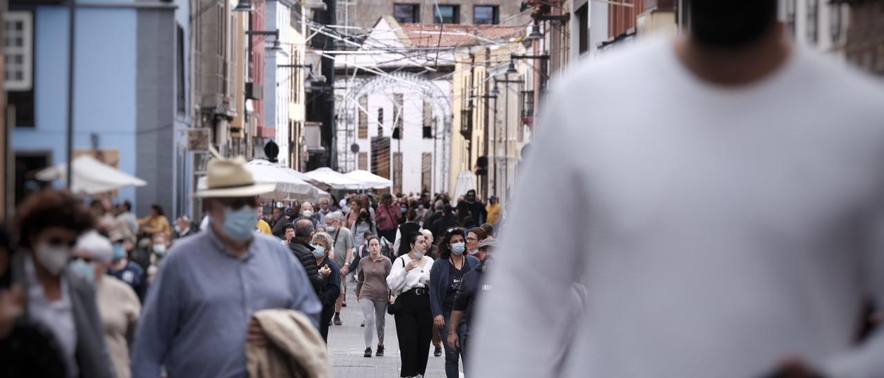 Varias personas con mascarilla pasean por el centro de La Laguna.