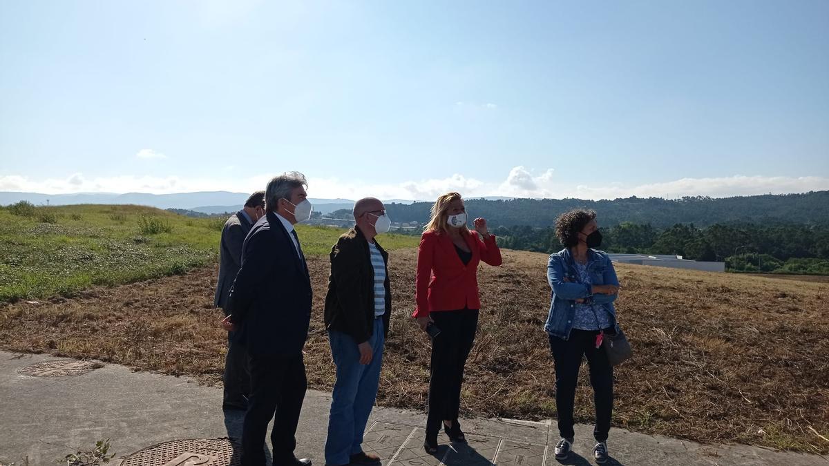 La visita a las parcelas adquiridas en el polígono industrial de Rianxo, esta mañana.