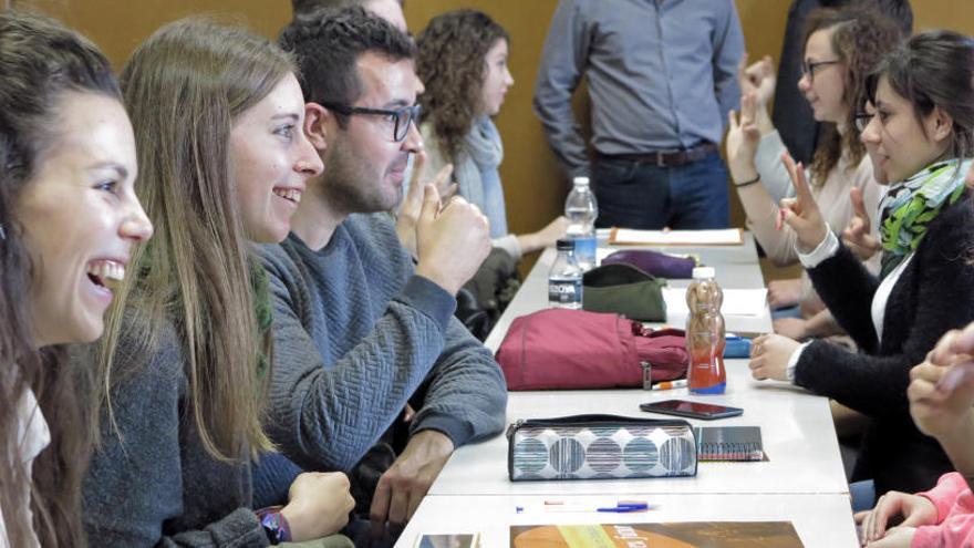 Conversa entre l&#039;alumnat durant un curs de valencià impartit a la Universitat d&#039;Alacant.