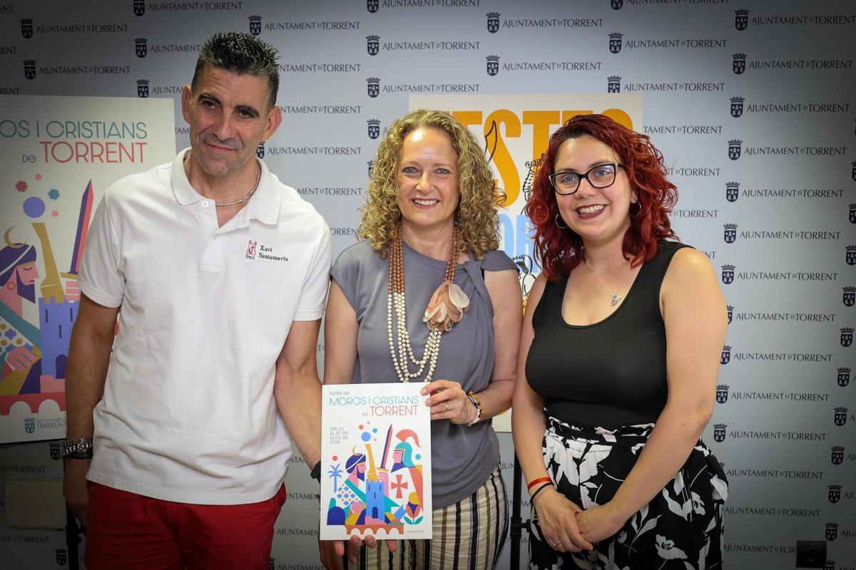 El presidente de la Federación de Moros y Cristianos de Torrent, Xavi Santamaría; la alcaldesa de Torrent, Amparo Folgado; y la concejala de Fiestas, María Fernández, durante la presentación de la programación de las Fiestas Patronales de Torrent..