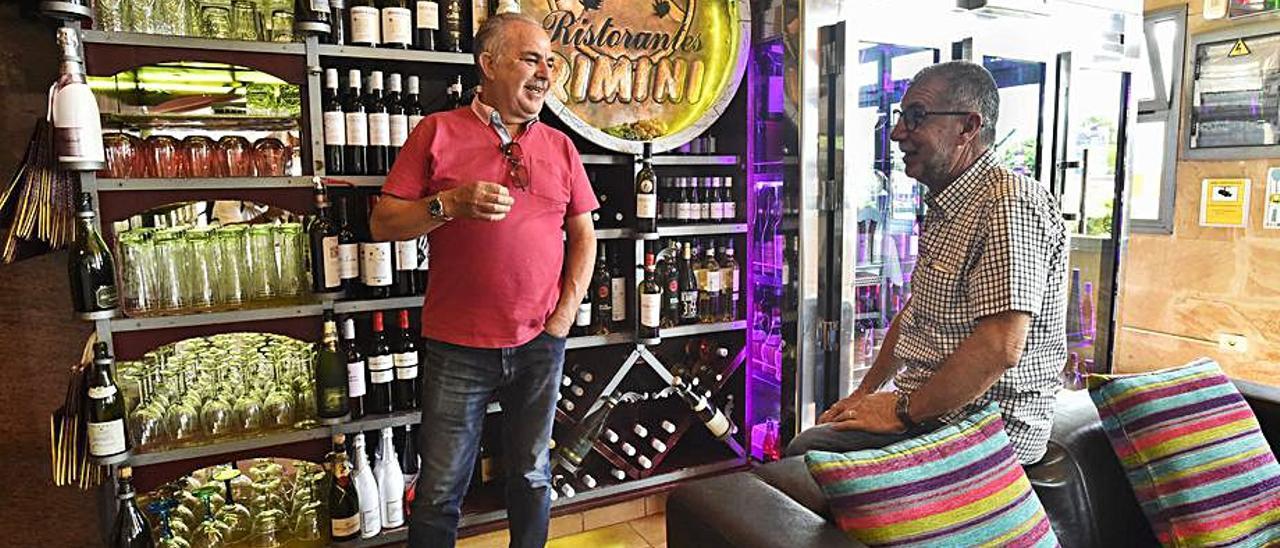 Juan Lozano y José Cerván en la bodega del restaurante Rimini. | | ANDRÉS CRUZ