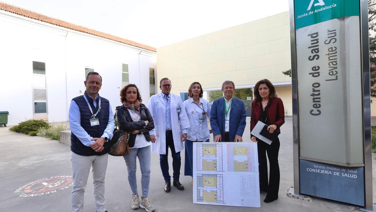 La delegada de Salud y Consumo, María Jesús Botella, a la derecha, junto a otras autoridades del distrito Córdoba-Guadalquivir y del centro de salud Manuel Barragán.