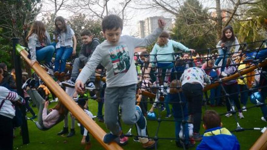 Niños disfrutando del nuevo parque infantil.