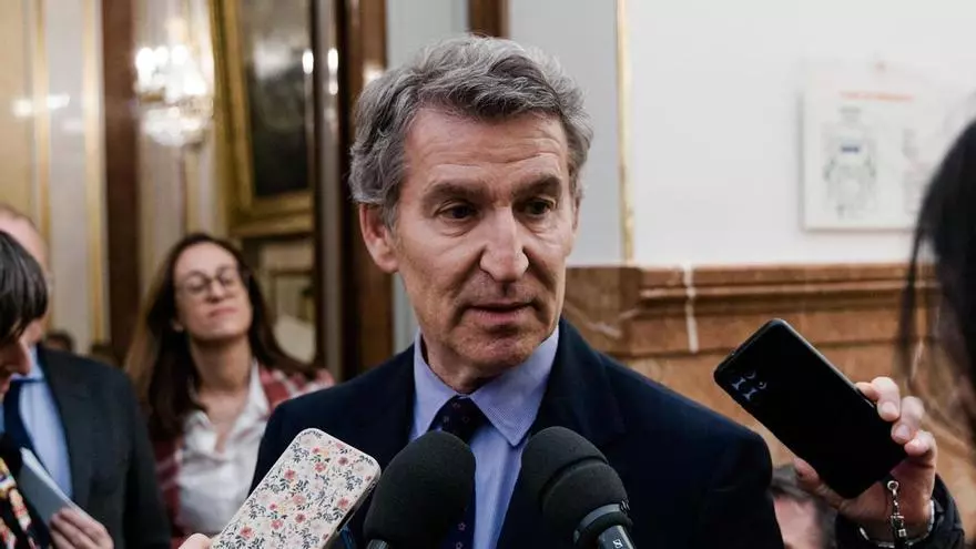 Feijóo insiste en que el rey emérito debería valorar su regreso a España y critica que el Gobierno “no tenga opinión” al respecto