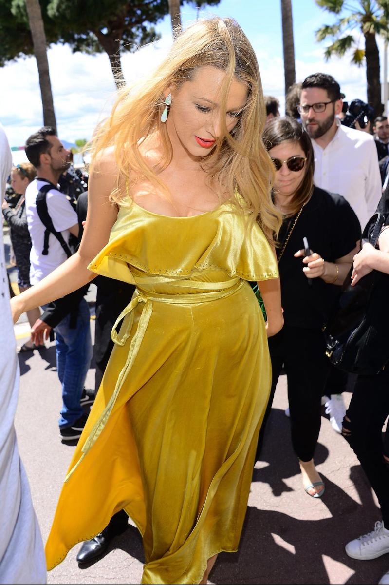 Blake Lively con vestido amarillo por las calles de Cannes