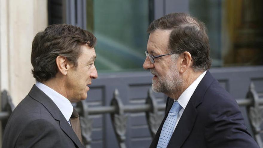 Rajoy conversa con el portavoz popular, Hernando.