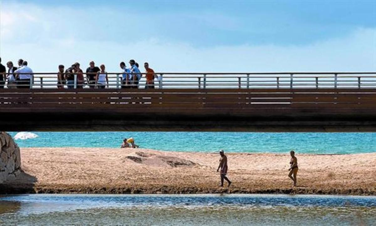 El nou pont que salva la riera dels Canyars, a Gavà Mar, ahir.