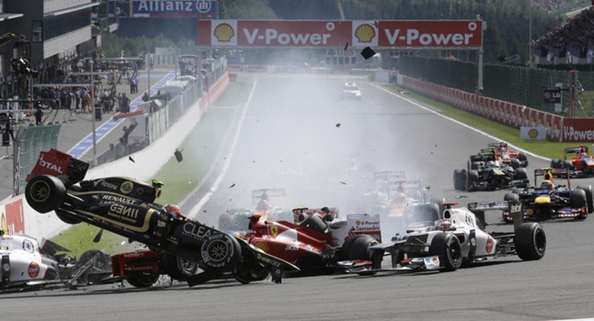 El monoplaza de Grosjean vuela tras la colisión múltiple.