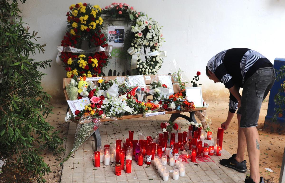 Altar con múltiples muestras de cariño hacia el Zobe, el joven asesinado en Benetússer.