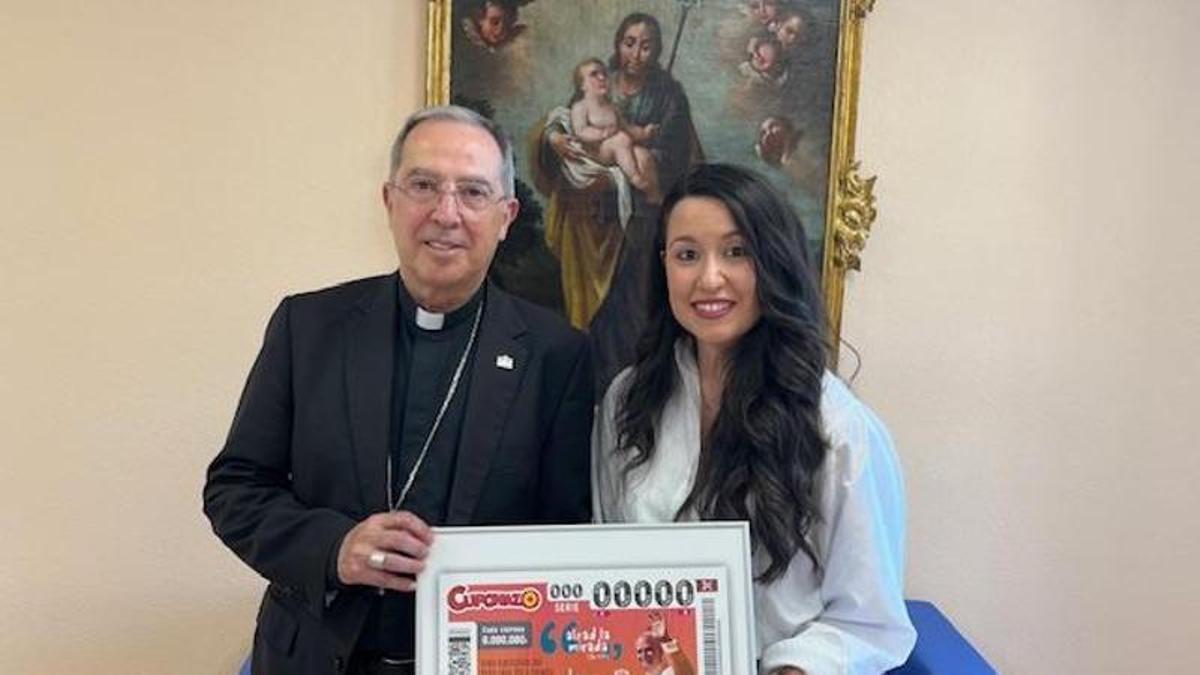 El obispo Fernando Valera y la directora de la ONCE en Zamora, Anabel Martín.