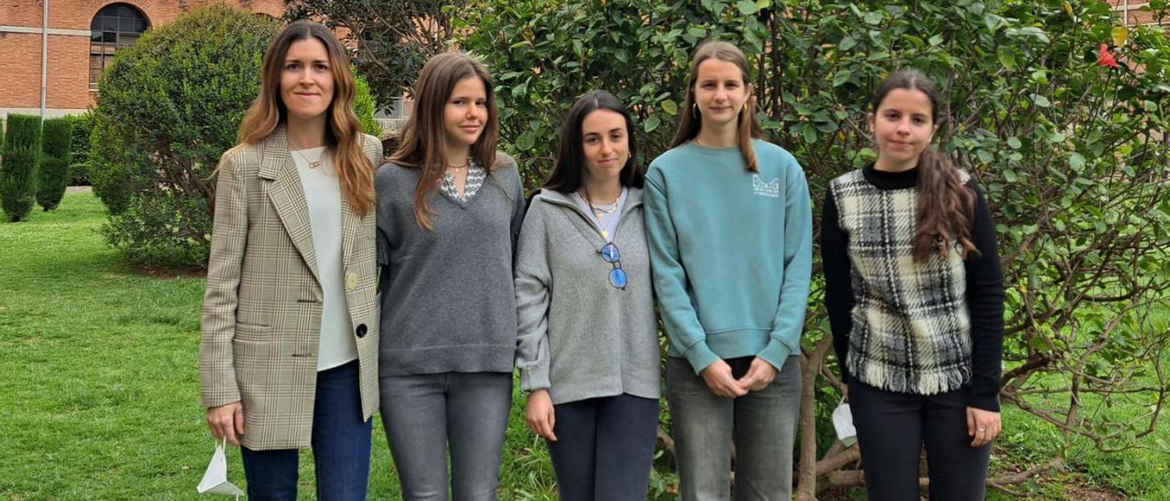 La professora i les alumnes que han participat en la competició estatal. | LEVANTE-EMV