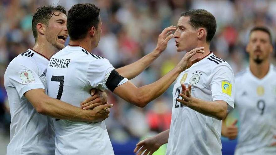 Los jugadores alemanes celebran uno de sus goles de ayer ante Australia.