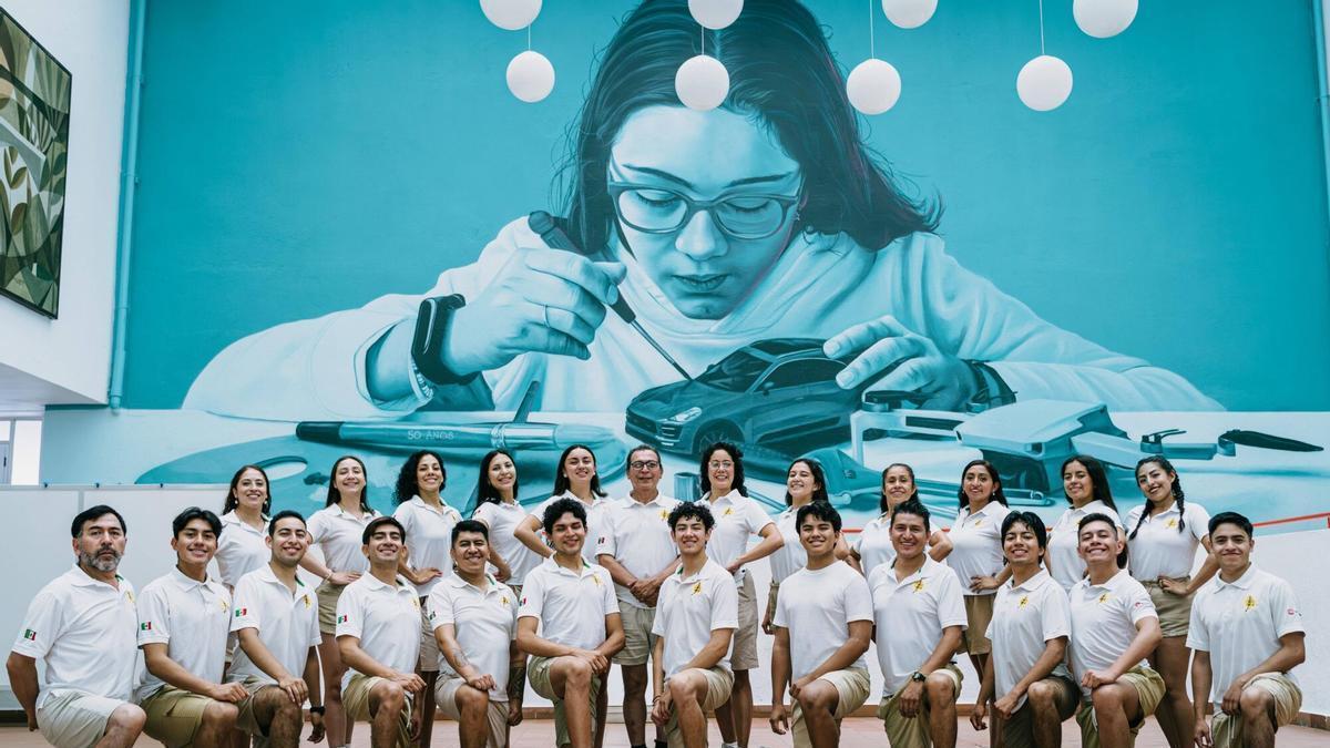 La Compañía Nacional de Danza Folklorica de Nieves Paniagua llegada desde Nuevo México.