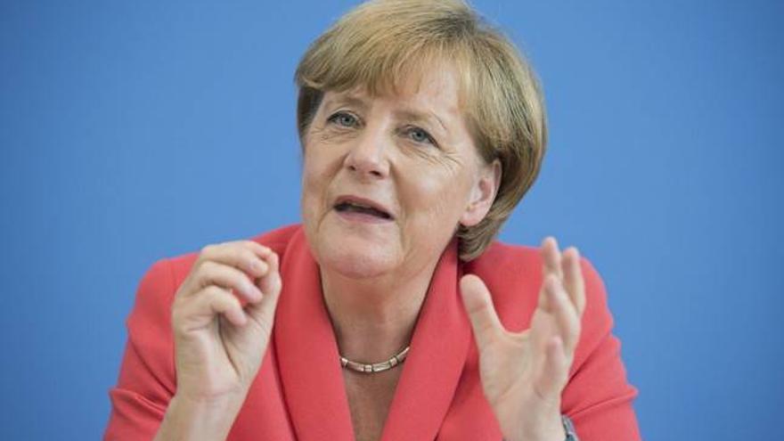 Merkel advierte de que sin reparto equitativo de refugiados Schengen corre peligro