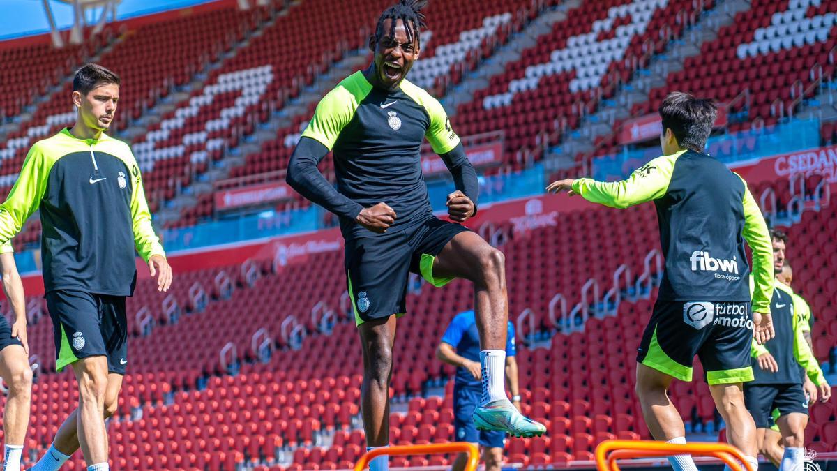 Kadewere ruge hacia la cámara durante un entrenamiento en Son Moix