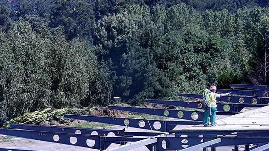 Obreros trabajando en la construcción del nuevo aparcamiento de Peinador.