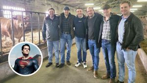 Henry Cavill, segundo por la izquierda, en su visita a la granja en O Corgo.