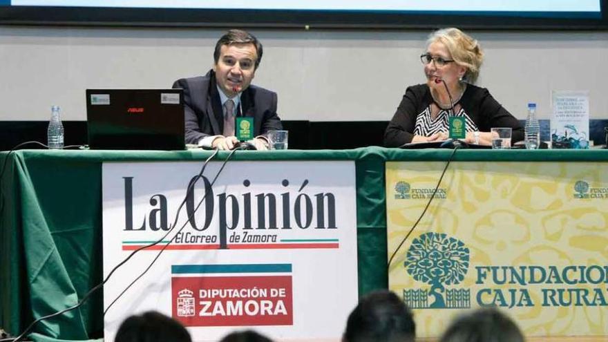 José Ramón Alonso, junto a Carmen Ferreras, en el inicio del Club LA OPINIÓN-EL CORREO DE ZAMORA con su nuevo libro.