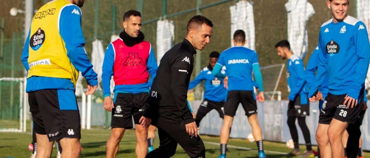 Borja Jiménez, con Menudo al fondo, durante un entrenamiento en Abegondo.  // RCD