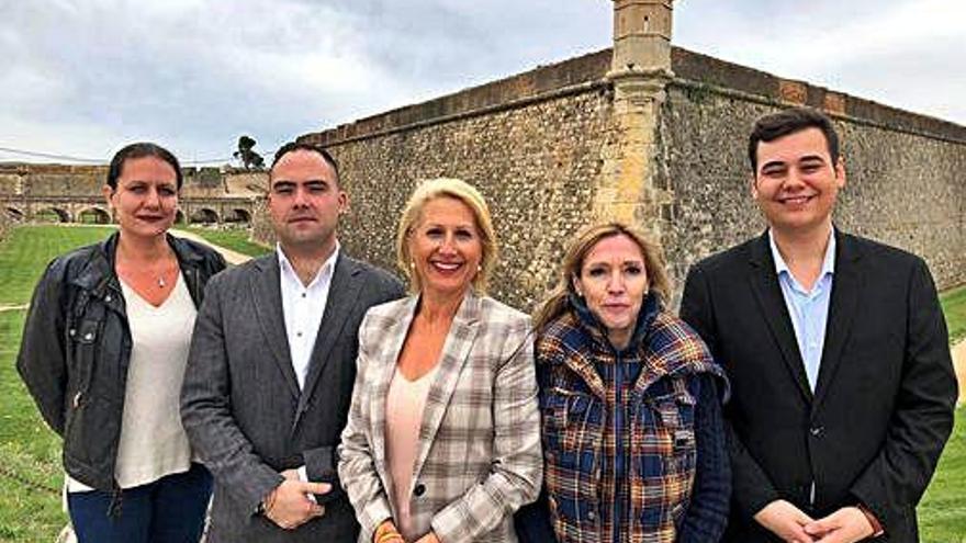 Membres de la llista del PP a Figueres, amb Olmedo al centre.
