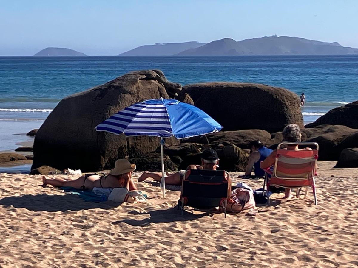 Bañistas en A Lanzada, esta tarde.