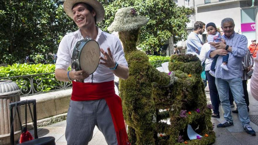 Fiesta de los maios en los Jardines del Padre Feijóo en una de las ediciones pasadas. |   // C.P.