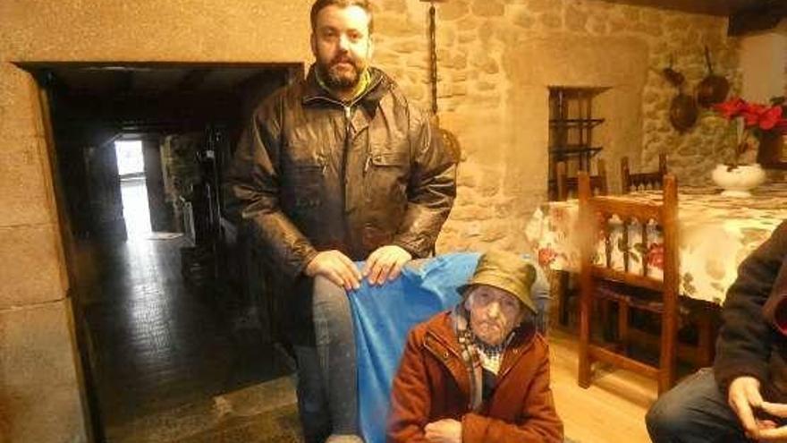 Guillermo Fernández junto a Hortensia Gestera, ayer en Bustio.