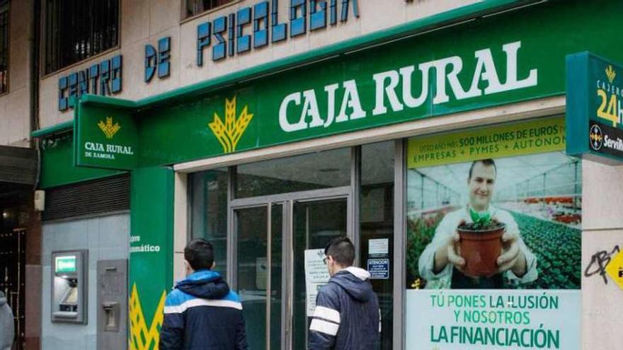 Oficina de Caja Rural en la avenida Príncipe de Asturias.