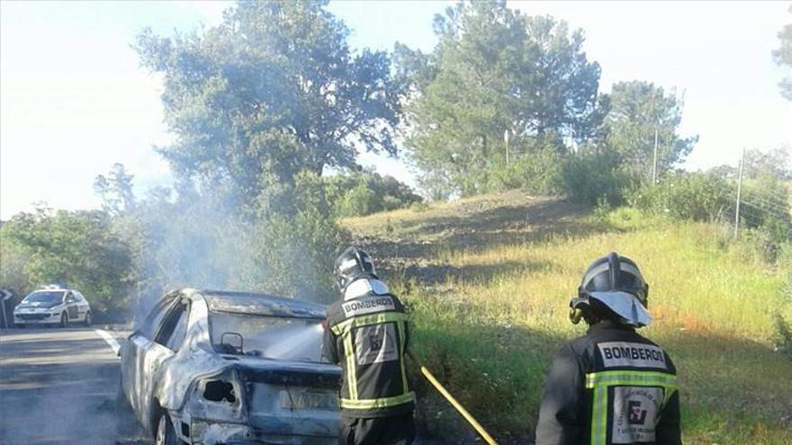 Los bomberos evitan que el incendio de un vehículo se propague al Parque Natural Cardeña-Montoro