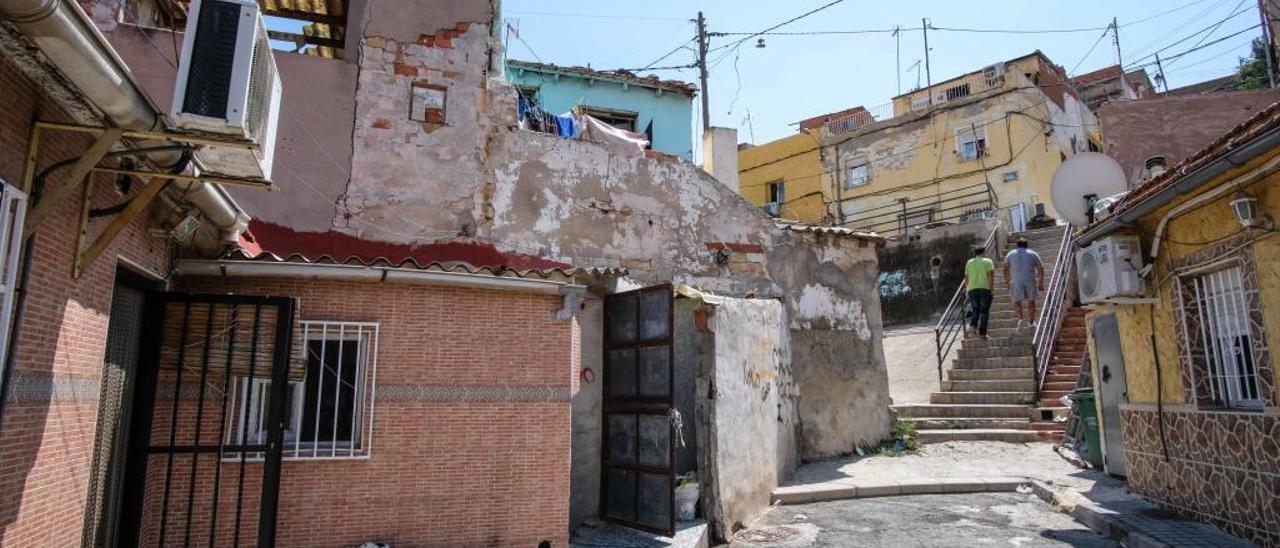 El barrio de Tafalera de Elda, uno de los más degradados de la ciudad, se encuentra en la ladera de un monte. AXEL ÁLVAREZ