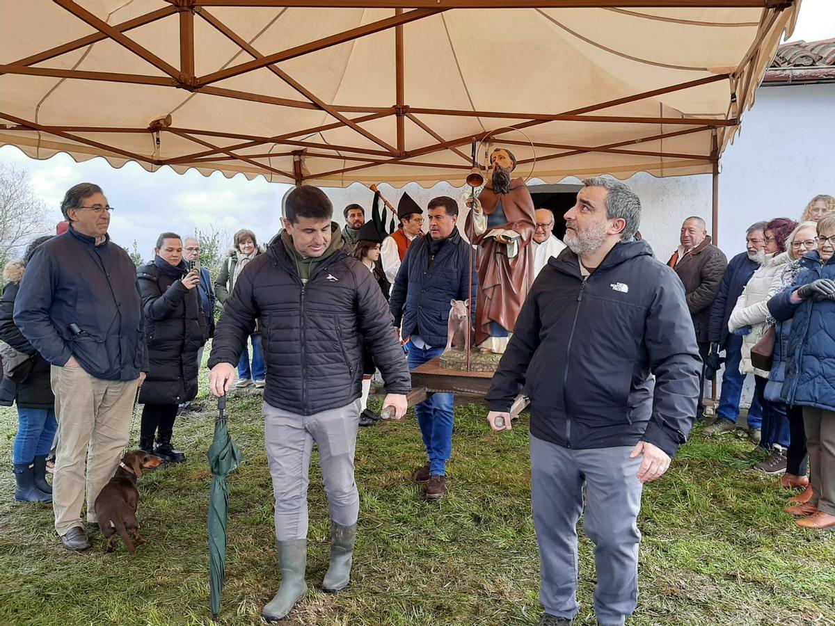 Robledo, en Llanera, bendice a sus mascotas por San Antón