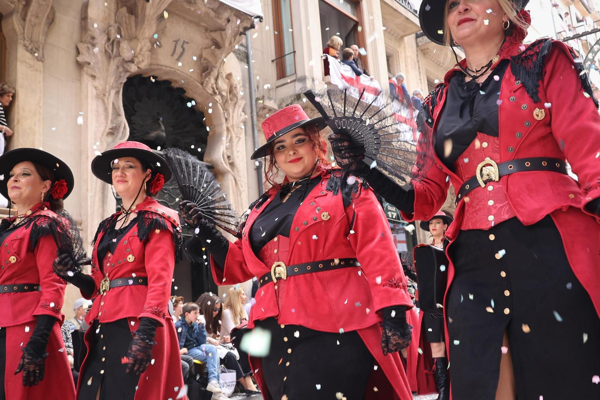 Alcoy se entrega al espectáculo de las tropas cristianas