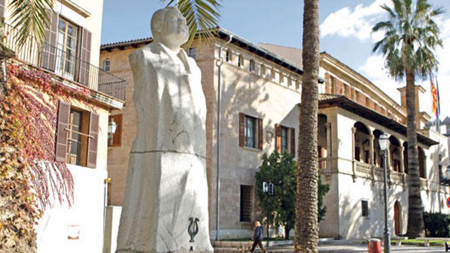 Escultura en honor a Rubén Darío ubicada en el paseo Sagrera, junto al Consolat de la Mar.