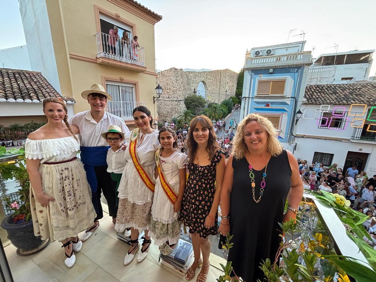 Las reinas junto a los festeros y la concejala de Fiestas y la alcaldesa