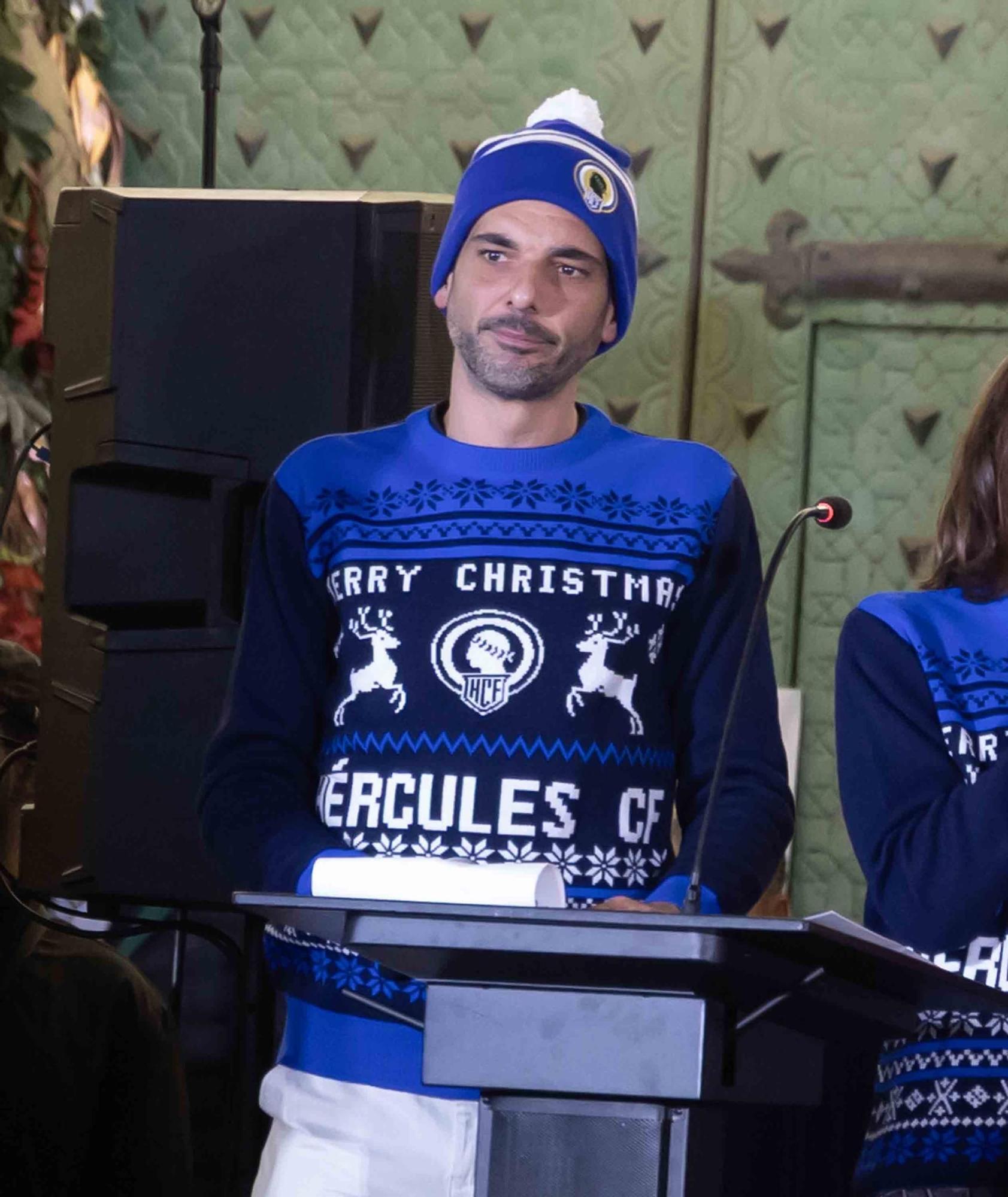 El Hércules interpreta el tradicional villancico junto al coro de los Jesuitas en la plaza del Ayuntamiento de Alicante.