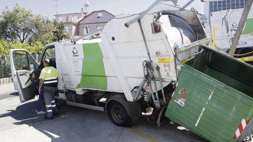 Imagen del camión que golpeó contra los contenedores y los operarios que resultaron heridos. // Santos Álvarez